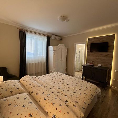 Hotel Noble House Oradea Exterior foto