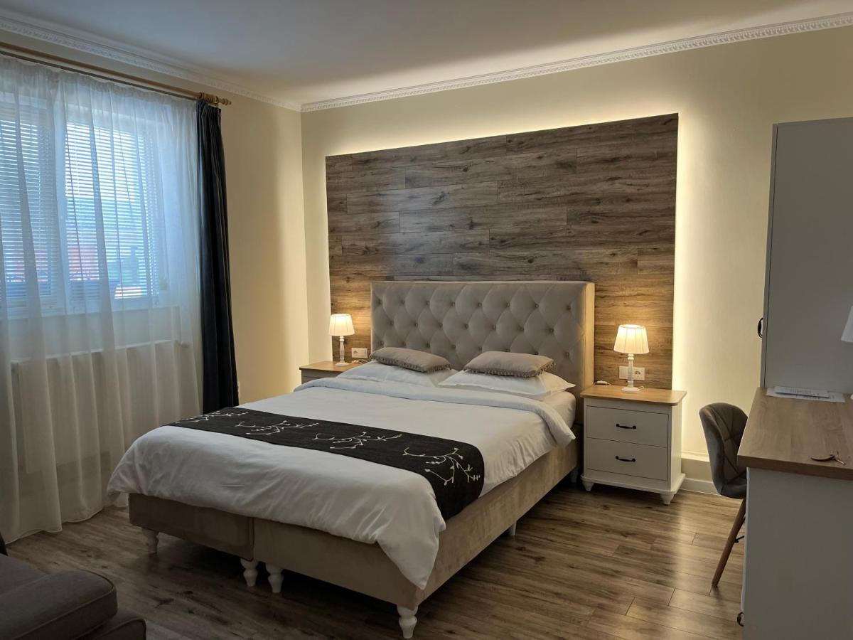 Hotel Noble House Oradea Exterior foto