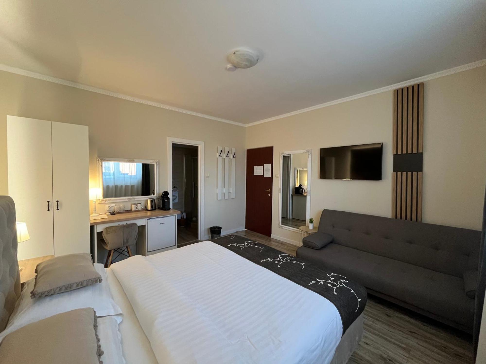 Hotel Noble House Oradea Exterior foto